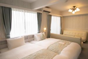 京都Framboise KYOTO Hotel de charme的一间卧室设有一张大床和一个窗户。