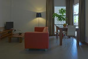 帕拉马里博Mathurin Appartementen的客厅配有椅子和餐桌