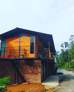 太平MyDusun Chalet, Taiping, Perak, Malaysia的砖楼边的房子