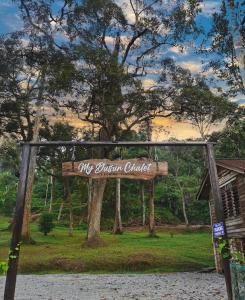 太平MyDusun Chalet, Taiping, Perak, Malaysia的公园里读取我们所选对象的标志