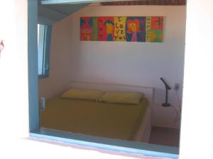 皮帕Casa do amor的一间小卧室,卧室内配有一张床铺