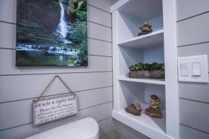 Apple ValleyDelightful tiny home conveniently located的一间带卫生间的浴室,享有瀑布景