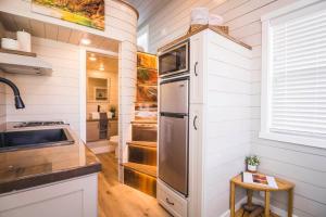 Apple ValleyDelightful tiny home conveniently located的一间厨房,里面配有不锈钢冰箱