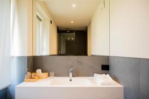 ComerzoBihotel的浴室设有白色水槽和镜子