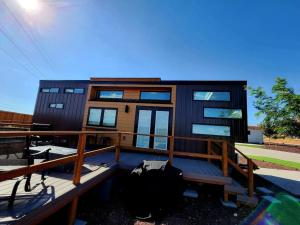 Apple ValleyDesigner Modern Tiny Home w All of The Amenities的组合式房屋,设有甲板和房屋