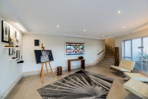克尼斯纳Villa Afrikana Guest Suites by Knysna Paradise Collection的客厅配有壁画和桌子