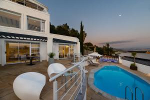 克尼斯纳Villa Afrikana Guest Suites by Knysna Paradise Collection的一座带游泳池和庭院的房子