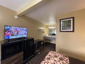 南太浩湖比佛利旅馆的一间小型酒店客房,配有平面电视
