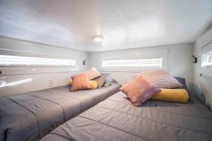 Apple ValleyNew modern & relaxing Tiny House w deck near ZION的带2扇窗户的小客房内的2张床