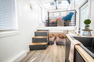 Apple ValleyNew modern & relaxing Tiny House w deck near ZION的一个小房子,设有楼梯和一张双层床