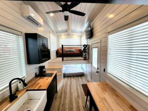 Apple ValleyNEW Stunning Tiny Home w private deck firepit BBQ的相册照片