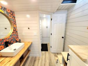 NEW Stunning Tiny Home w private deck firepit BBQ的一间浴室