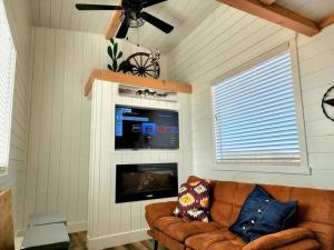 Apple ValleyRomantic Tiny home with private deck的带沙发和平面电视的客厅