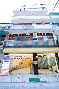 宁平New Nhat Minh HomeStay的街道上建筑物前面的商店
