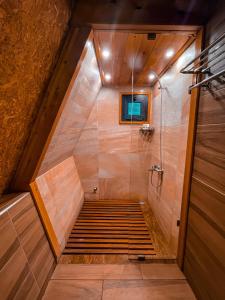 ‘AnjarLayali Al Shams Hotel的带淋浴的浴室和木制天花板