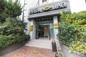 丽水市Hotel Yeosu Yam Hakdong的带有酒店车读号的酒店入口