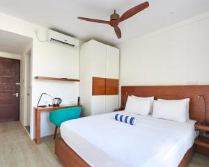 迪古拉迪古拉赫布里斯旅馆的一间卧室配有一张床和吊扇