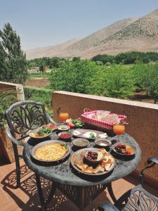 ‘AnjarLayali Al Shams Hotel的一张桌子上放着一大堆食物