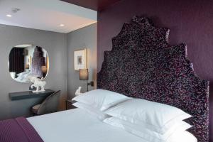 雅典总统酒店的一间卧室配有一张大床和大床头板