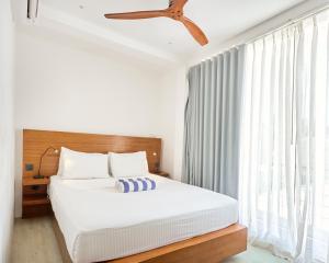 迪古拉迪古拉赫布里斯旅馆的一间卧室配有一张床和吊扇