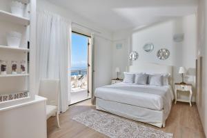RodhiáVilla Omikron的白色的卧室设有床和大窗户