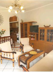 尼亚普拉莫斯Dimitri's house的客厅配有桌椅和电视。