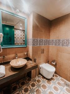 ‘AnjarLayali Al Shams Hotel的一间带水槽、卫生间和镜子的浴室