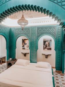 ‘AnjarLayali Al Shams Hotel的一间卧室设有一张带绿色和白色墙壁的床。