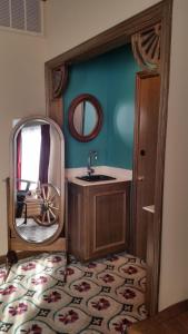 托诺帕米兹帕酒店的浴室设有镜子、水槽和轮子