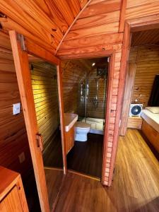 大叻The Hobbit Bungalow的一间带卫生间和浴缸的浴室。