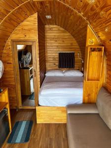 大叻The Hobbit Bungalow的小木屋内的小卧室配有一张床