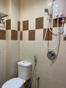 怡保Fresh Hotel的一间带卫生间和淋浴的浴室