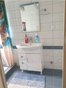 尼亚普拉莫斯Dimitri's house的浴室设有白色水槽和镜子