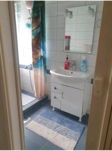 尼亚普拉莫斯Dimitri's house的白色的浴室设有水槽和淋浴。