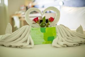 塞米亚克格兰徳玛帕乐思水明漾酒店的两个白天鹅,盒子里放着一朵花