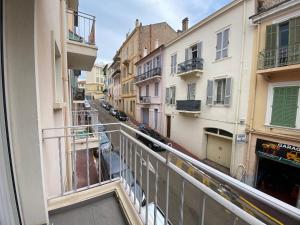 戛纳C048 Studio Spacieux proche Plages et Palais的从阳台可欣赏到街道和建筑的景色