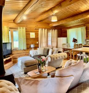 阿尔弗斯顿Log home village的客厅配有白色家具和木制天花板