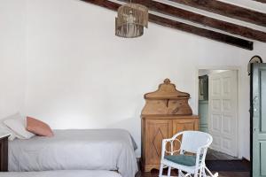 拉拉古纳Casa Julia的白色卧室配有床和椅子