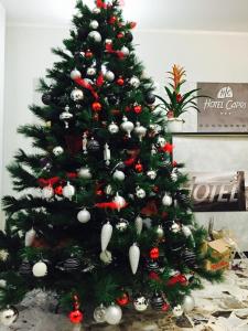 迪亚诺马里纳卡普里酒店的圣诞树上饰有圣诞饰物的圣诞树