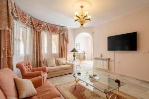 克萨达城Villa Mopsi的带沙发和电视的客厅