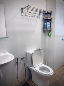 雪邦Airport KLIA Guest House (1 bedroom & 1 toilet)的一间带卫生间和水槽的浴室
