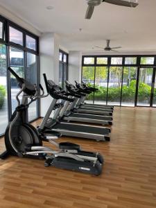 雪邦Airport KLIA Guest House (1 bedroom & 1 toilet)的健身房里一排健身自行车,设有窗户