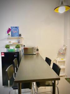 雪邦Airport KLIA Guest House (1 bedroom & 1 toilet)的用餐室配有桌椅