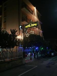 迪亚诺马里纳卡普里酒店的夜间在大楼前的旅馆庭院标志