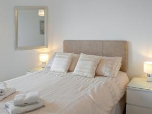 艾尔Charlotte Street的白色的床、白色枕头和镜子