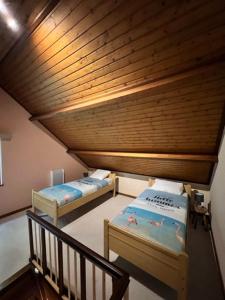Sint-Gillis-WaasPanoramic Bungalow Sint Gillis-Waas的配有木天花板的客房内的两张床