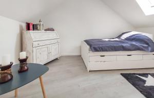 ElsterheideAltes Gewölbe mit Sauna und Whirlpool im Außenbereich的卧室配有白色的床和桌子