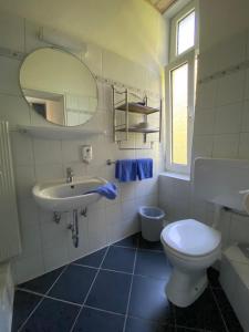 马兰迪斯腾布斯彻别墅酒店的浴室配有白色卫生间和盥洗盆。