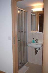 因斯奇希富丽旅馆的一间带水槽和淋浴的浴室