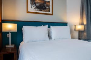 米德尔斯伯勒Highfield Hotel的一间卧室配有一张带两个白色枕头的床